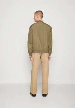 TOM TAILOR Denim Relaxed Jacket - Bomberjacks - Dusty Olive Green 10 TOM TAILOR Denim Relaxed Jacket - Bomberjacks - Dusty Olive Green -Tom Tailor Winkel 8aedb5c53c2c4f998a9c2d2c0bca0aaa