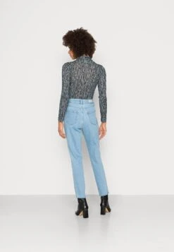 TOM TAILOR Denim Relaxed Fit Jeans - Clean Light Stone Blue Denim -Tom Tailor Winkel b0386448d9d4427c93ca5e6c6d9f4169