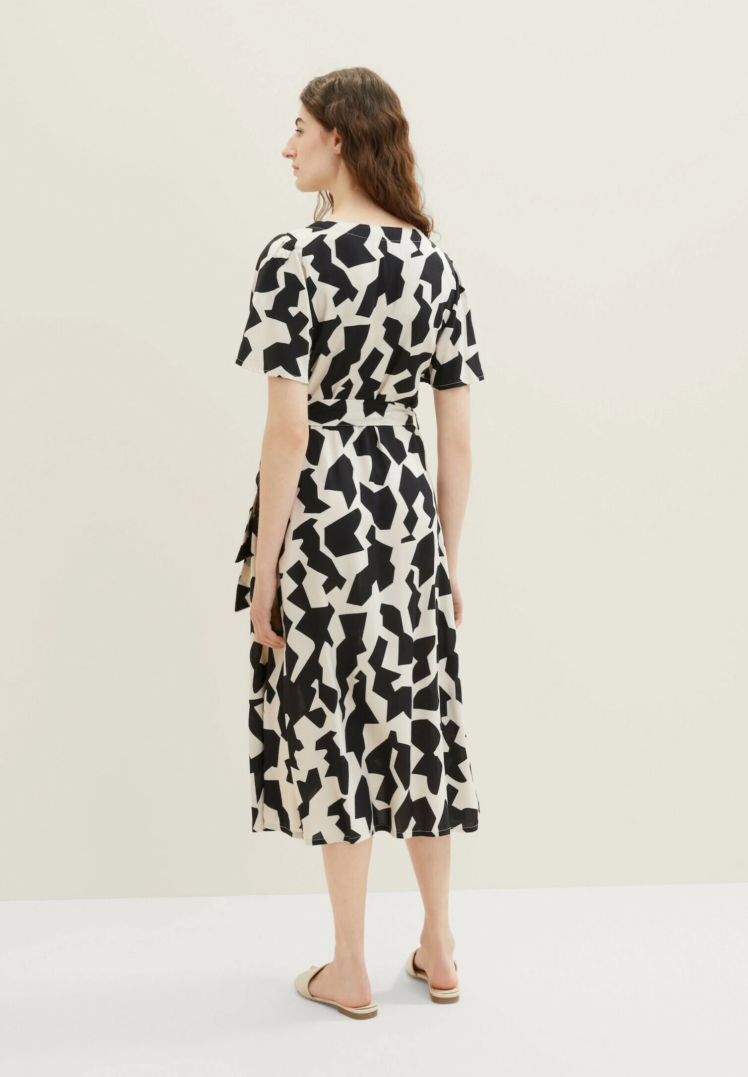 Tom Tailor Gemustertes Midi - Jurk - Black Big Abstract Design 5 Tom Tailor Gemustertes Midi - Jurk - Black Big Abstract Design - Afbeelding 3