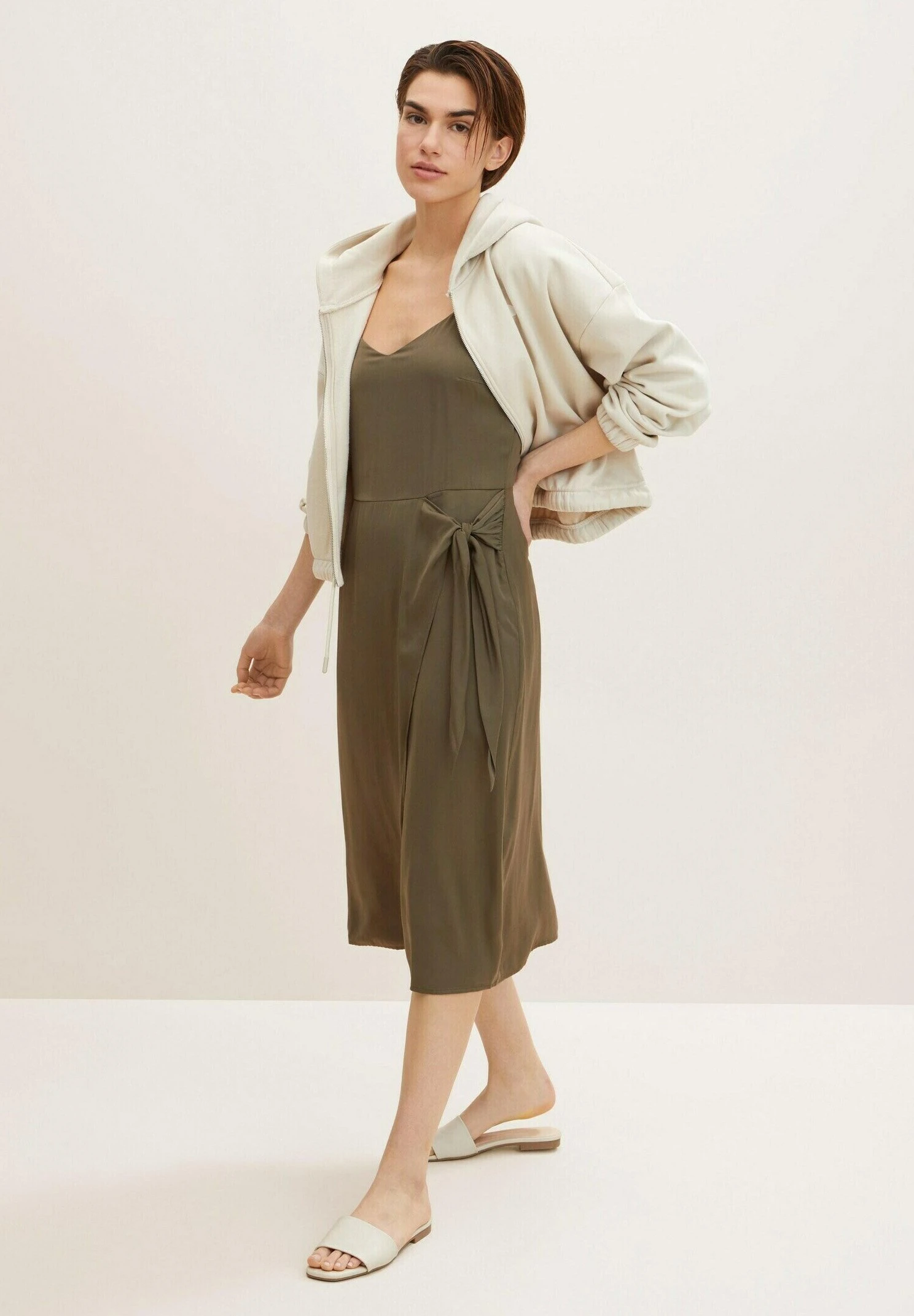 Tom Tailor Mit Knotendetail - Jurk - Jungle Soil Green 4 Tom Tailor Mit Knotendetail - Jurk - Jungle Soil Green - Afbeelding 2